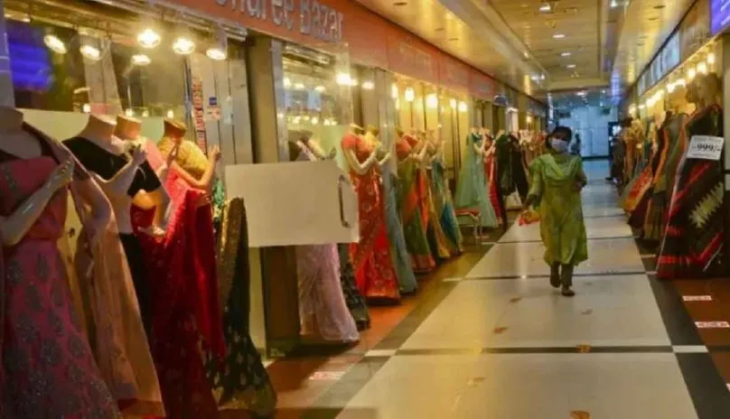 দুর্গাপূজার কেনাকাটার জন্য দোকানপাট ও বিপণিবিতান রাত ১০টা পর্যন্ত খোলা