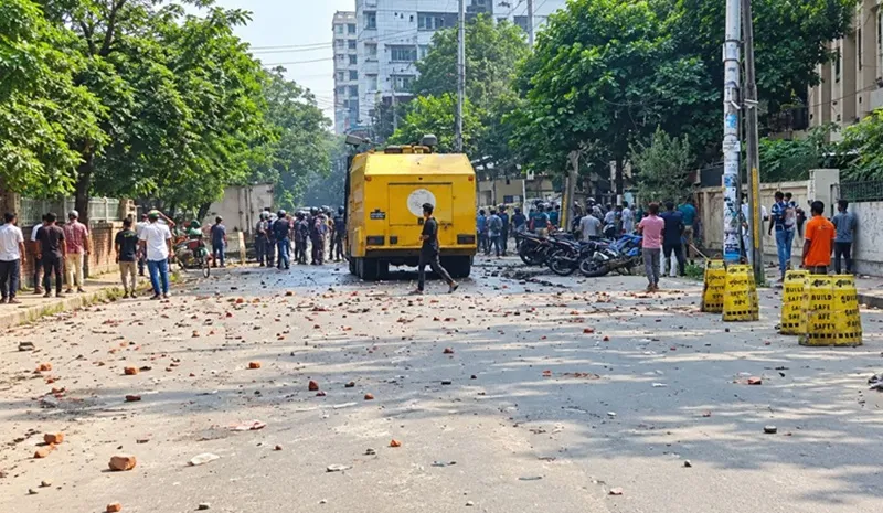 উত্তরায় পোশাকশ্রমিক-পুলিশ সংঘর্ষে আহত অর্ধশত
