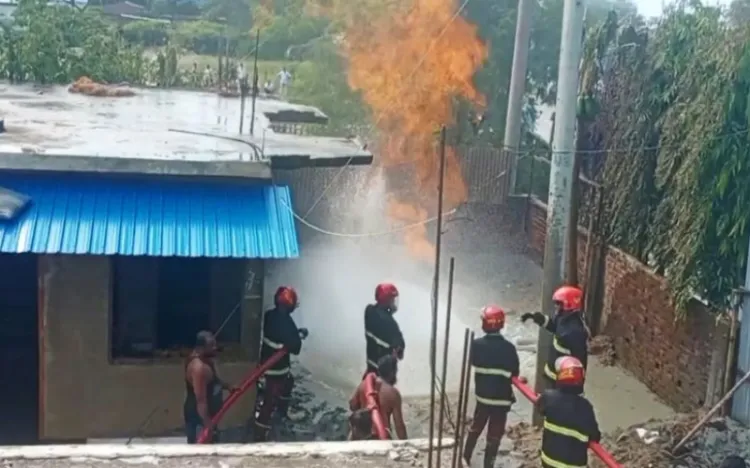 কক্সবাজারে নলকূপ খননের সময় গ্যাসের আগুন, এলাকায় আতঙ্ক | চ্যানেল আই অনলাইন
