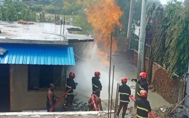 কক্সবাজারে নলকূপ খননের সময় গ্যাসের আগুন, এলাকায় আতঙ্ক | চ্যানেল আই অনলাইন
