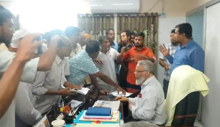 ‘আওয়ামী লীগের দোসর’ আখ্যা দিয়ে রাজশাহী মেডিক্যাল বিশ্ববিদ্যালয়ের ভিসিকে পদত্যাগে বাধ্য