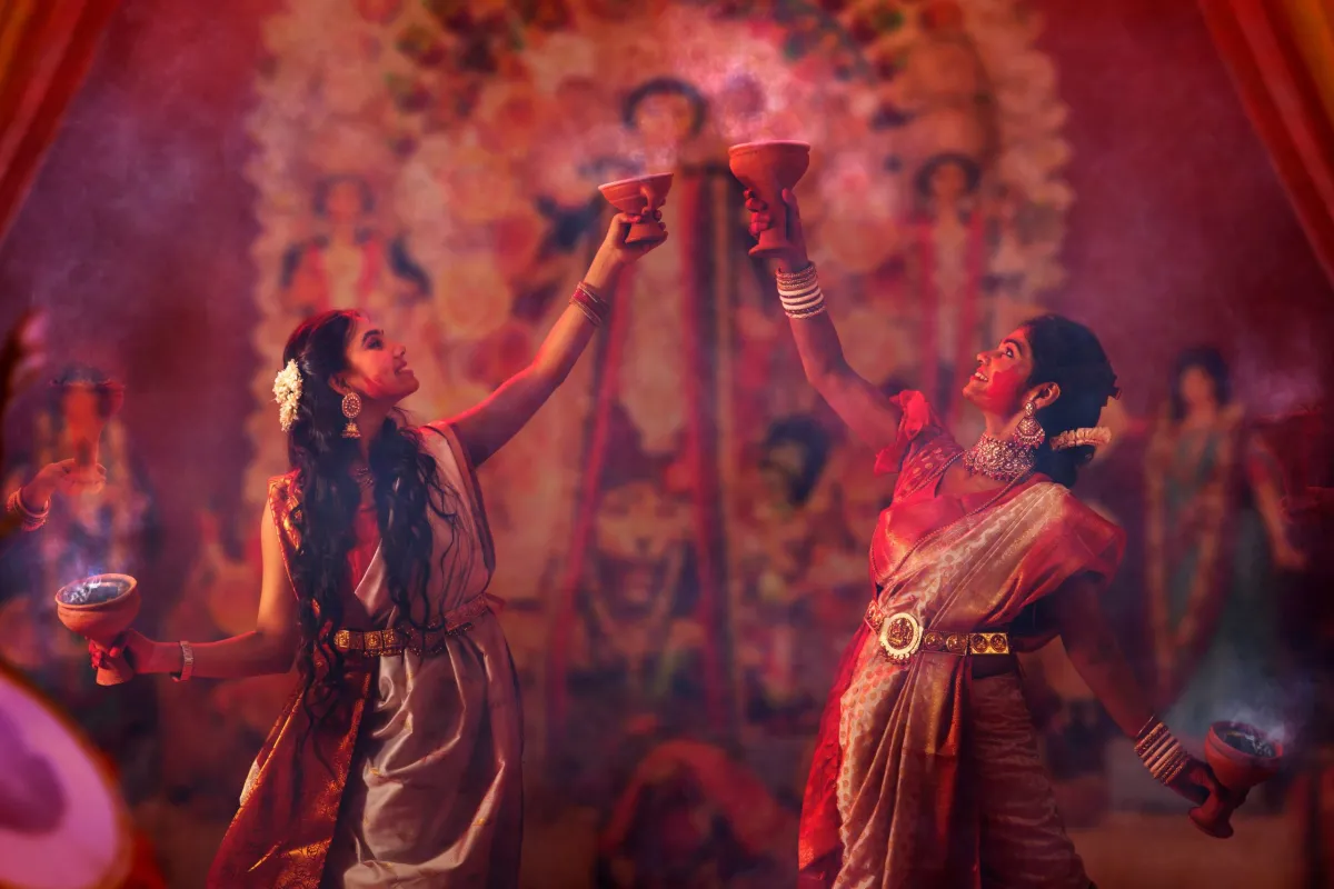 নব্বই দশকে দুর্গাপূজার মণ্ডপ মাতানো চিরসবুজ যতো গান