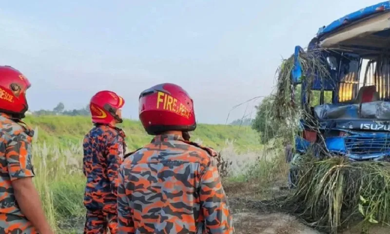 ঢাকা-মাওয়া এক্সপ্রেসওয়েতে বাস খাদে পড়ে নিহত ৩, আহত ১৬