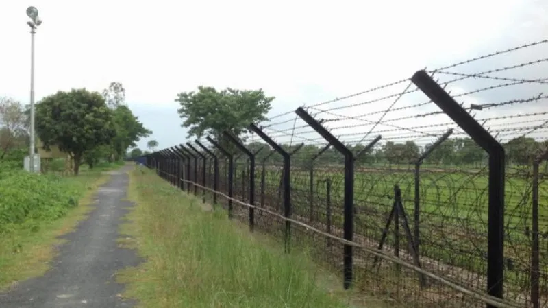মাদক ব্যবসায়ীকে ধাওয়া করতে গিয়ে বিএসএফের হাতে আটক দুই পুলিশ