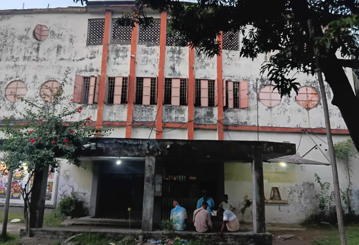 ছবি চালিয়ে বিদ্যুৎ বিলও ওঠে না, চিরতরে বন্ধ হচ্ছে গাজীপুরের ‘উল্কা’ সিনেমা হল