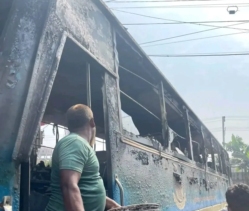 জবির বাসে আগুন: আর্থিক ক্ষয়ক্ষতির হিসাব করছে বাস কমিটি