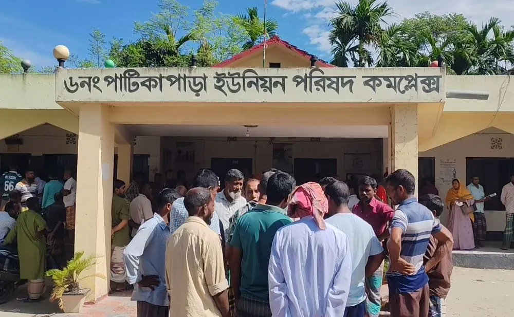 সারের দাবিতে লালমনিরহাট-বুড়িমারী মহাসড়ক অবরোধ