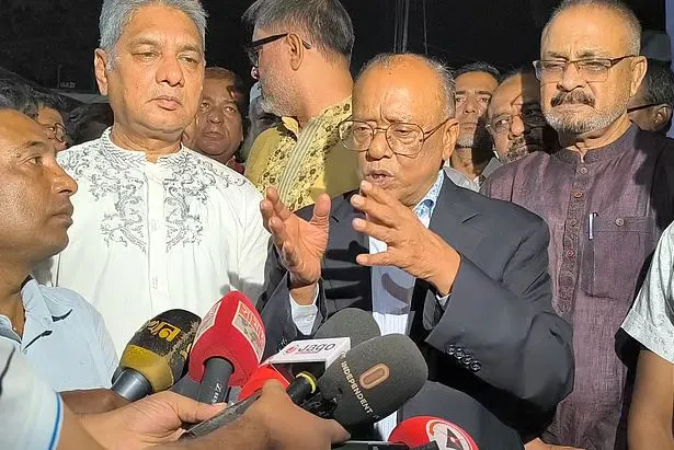 প্রধানমন্ত্রীর পাঠানো ছবি দেখে বাঁশবাড়ি কলোনি পরিদর্শনে পরিবেশমন্ত্রী