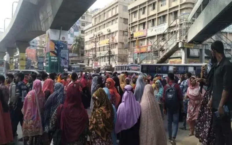 ন্যূনতম ৩০ হাজার বেতনের দাবিতে মিরপুরে পোশাকশ্রমিকদের সড়ক অবরোধ | চ্যানেল আই অনলাইন ন্যূনতম ৩০ হাজার বেতনের দাবিতে মিরপুরে পোশাকশ্রমিকদের সড়ক অবরোধ | চ্যানেল আই অনলাইন