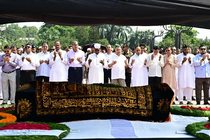 সালাহউদ্দিন আহমেদের জানাজায় প্রধানমন্ত্রী