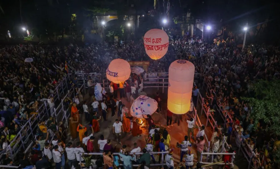 প্রবারণা পূর্ণিমা ও লক্ষ্মী পূজা: ফানুসে ফানুসে রাতের ঢাকা