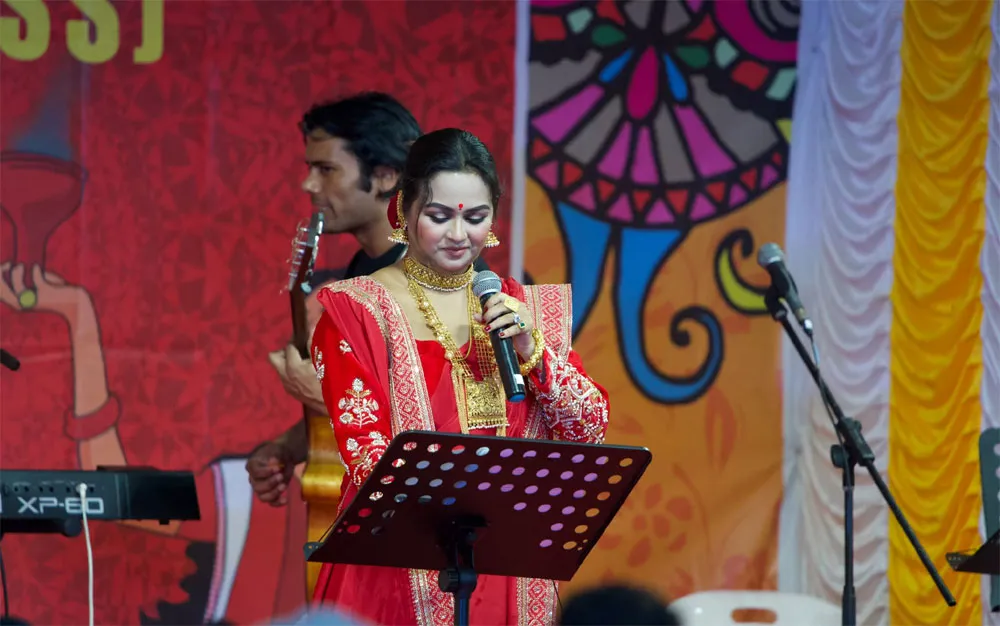 সিঙ্গাপুরের পূজামণ্ডপে পর্নার গানে মাতছেন প্রবাসী বাঙালিরা