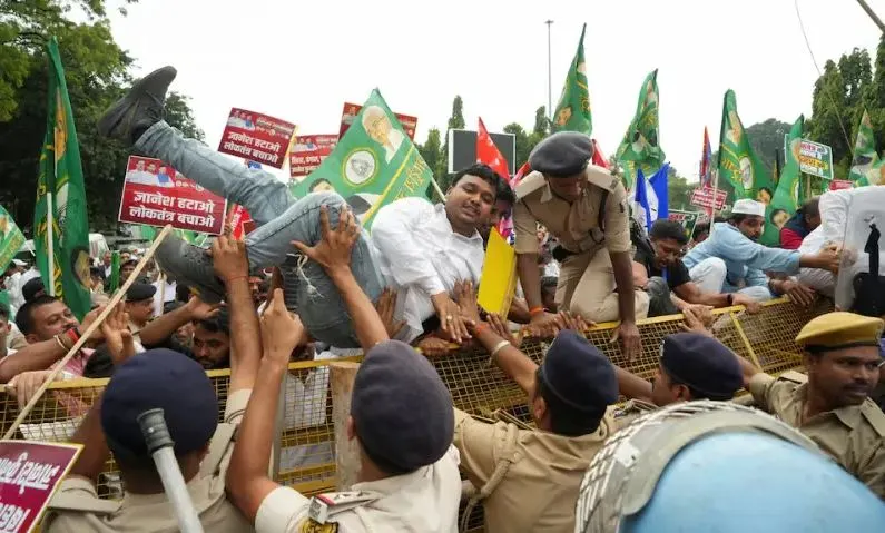 নির্বাচন কমিশন প্রধানের পদত্যাগের দাবিতে ভারতে বিক্ষোভ