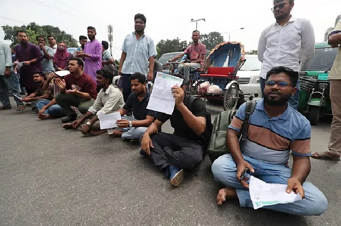 প্রশ্ন ফাঁসের অভিযোগে নিয়োগ পরীক্ষা স্থগিত, সড়ক অবরোধে চাকরিপ্রার্থীরা