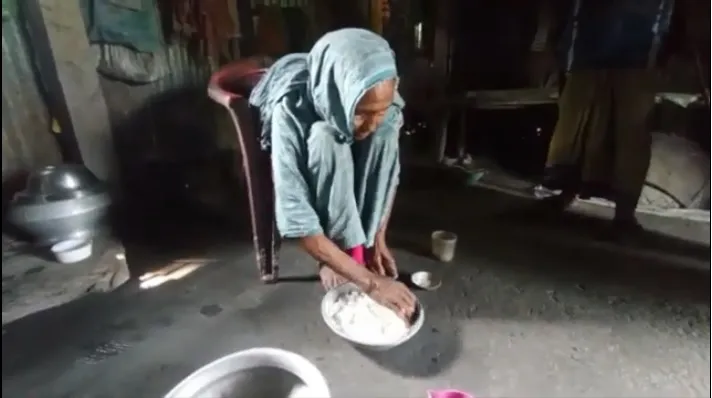 স্বামী-সন্তান হারিয়ে নিঃসঙ্গ: দু’বেলা খাবার আর নিরাপদ আশ্রয় চান নিঃসঙ্গ বৃদ্ধা আয়েশা বিবি