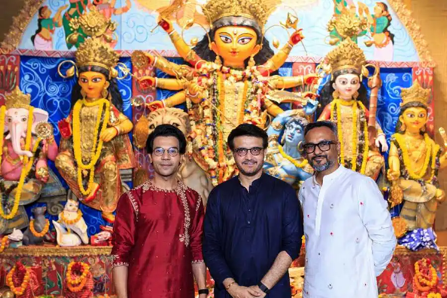 পূজামণ্ডপে সিনেমার প্রচারে একসাথে সৌরভ গাঙ্গুলি ও রাজকুমার রাও