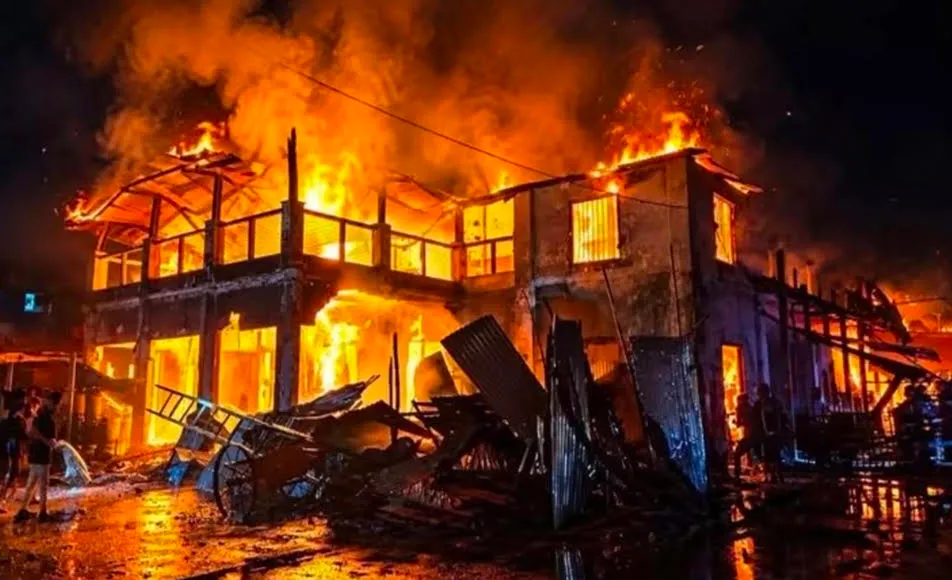 আগুনে পুড়ল শতবর্ষী ঝলমল সিনেমা হল