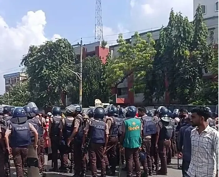 উত্তরায় গার্মেন্টস শ্রমিকদের সঙ্গে পুলিশের সংঘর্ষ
